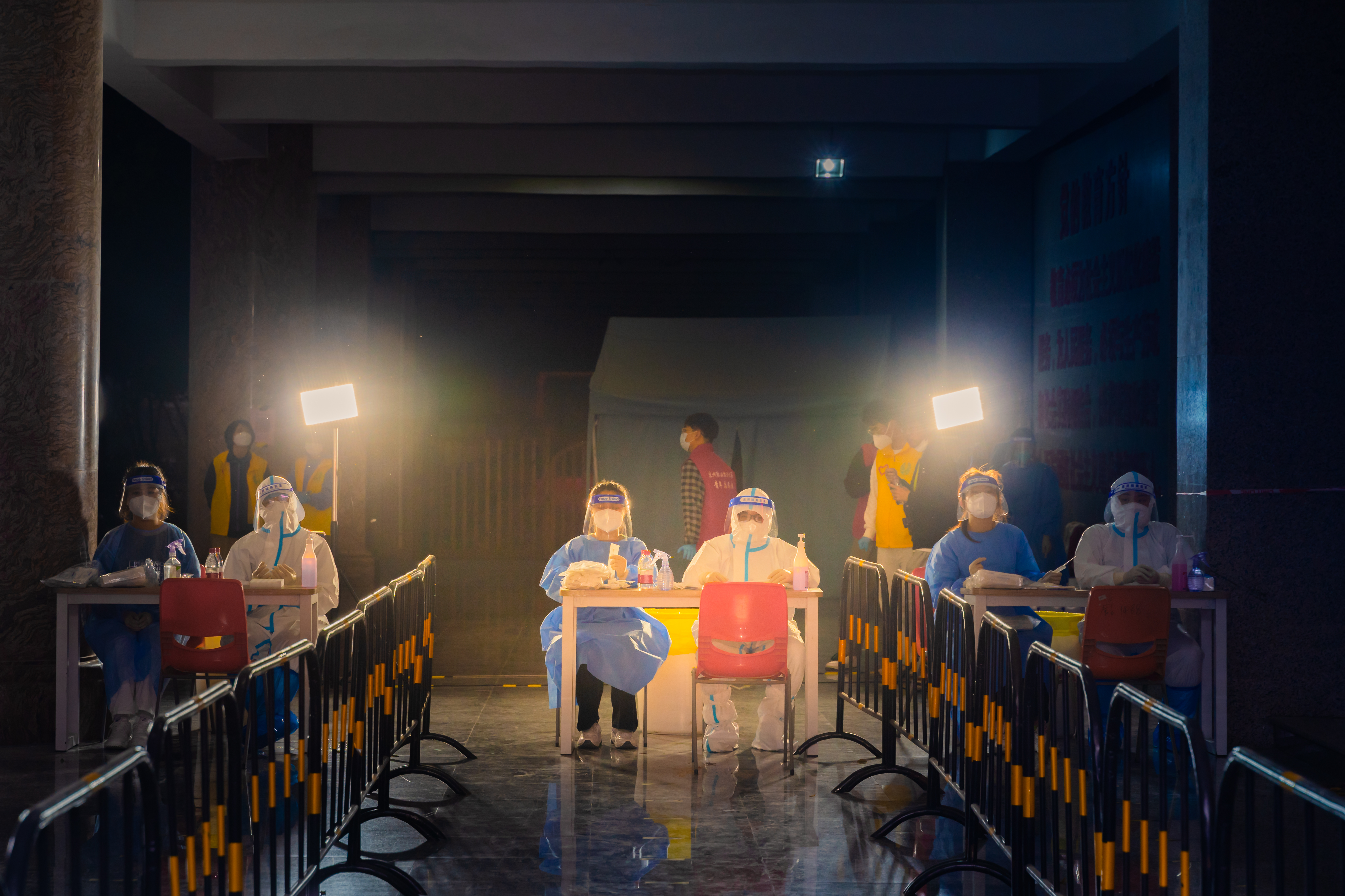 图1教师党员积极参与核酸检测志愿服务.jpg 图1教师党员积极参与核酸检测志愿服务.jpg